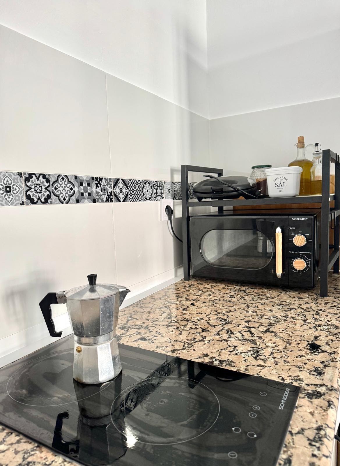 Detalle de la cocina con cafetera y microondas